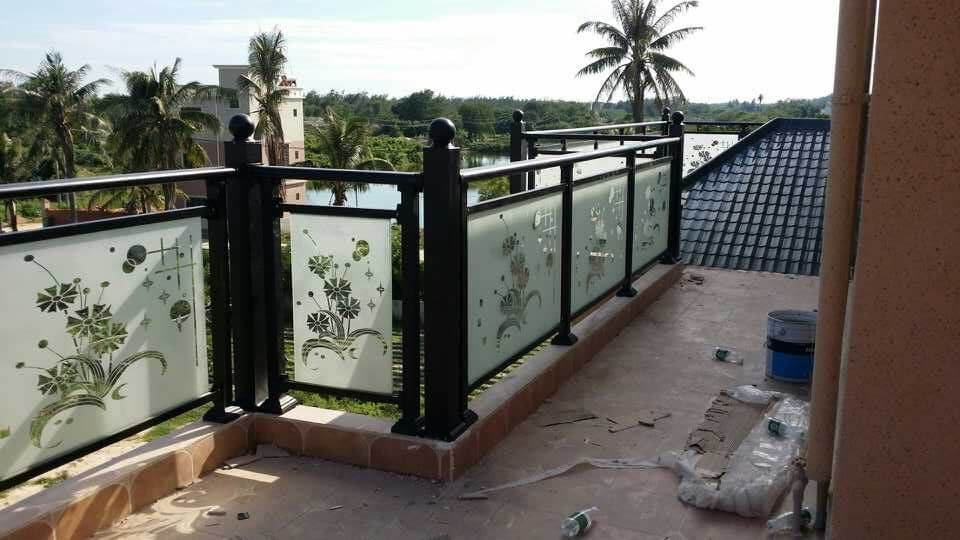 海南某别墅锌钢玻璃阳台护栏展示