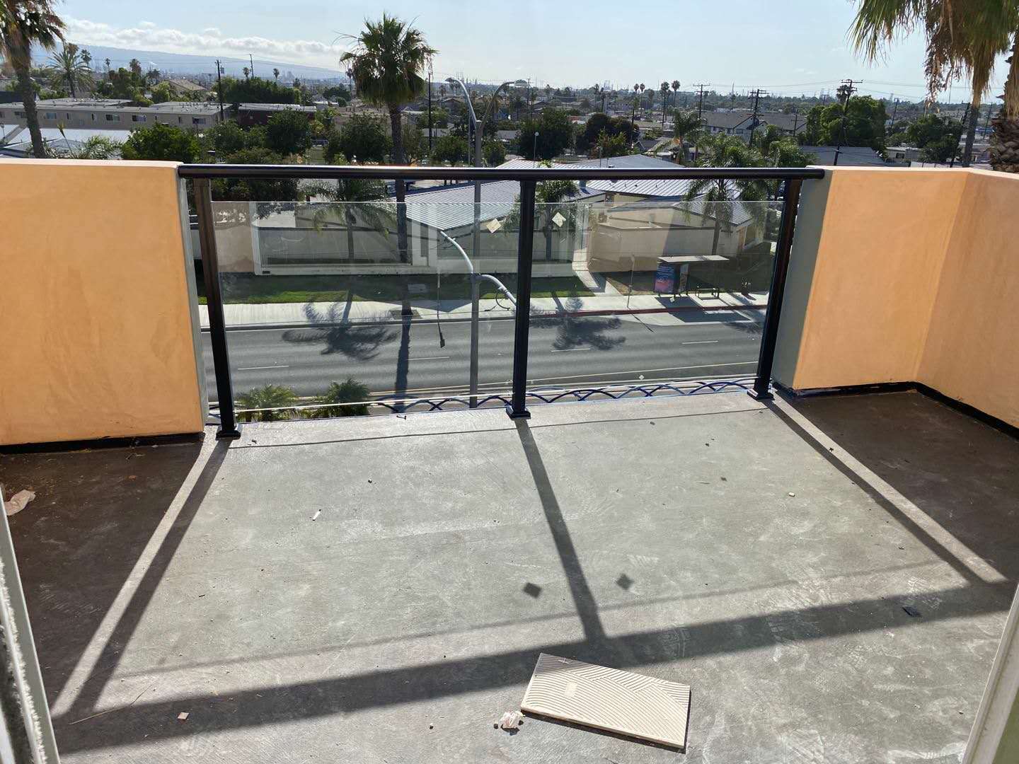 美国洛杉矶别墅群的玻璃铝合金栏杆