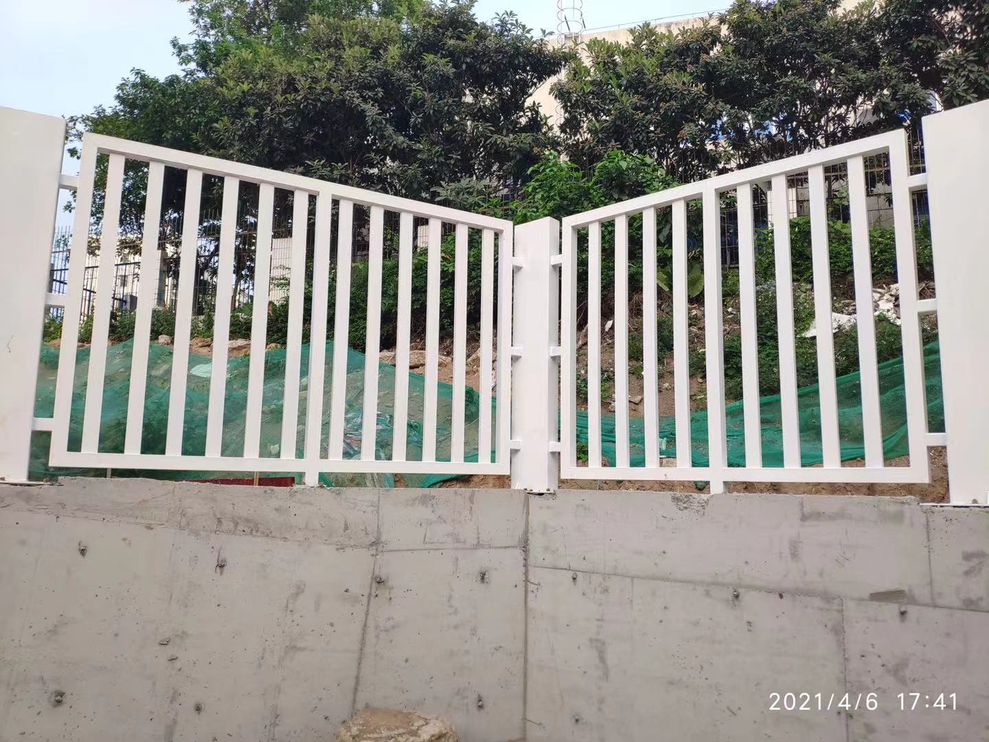我司承接深圳福田区孖岭幼儿园围墙围栏，焊接栏杆，制作完成！